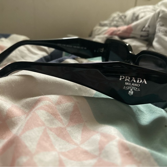 PRADA SUNGLASSES PROVIDED WITH CASE AND AUTHENTICATION CARD - Picture 3 of 7